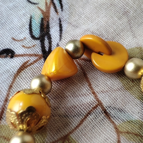 Butterscotch Faux Bakelite 1960's Interlocking Stretch Bracelet Gold Tone Lucite - Picture 3 of 5